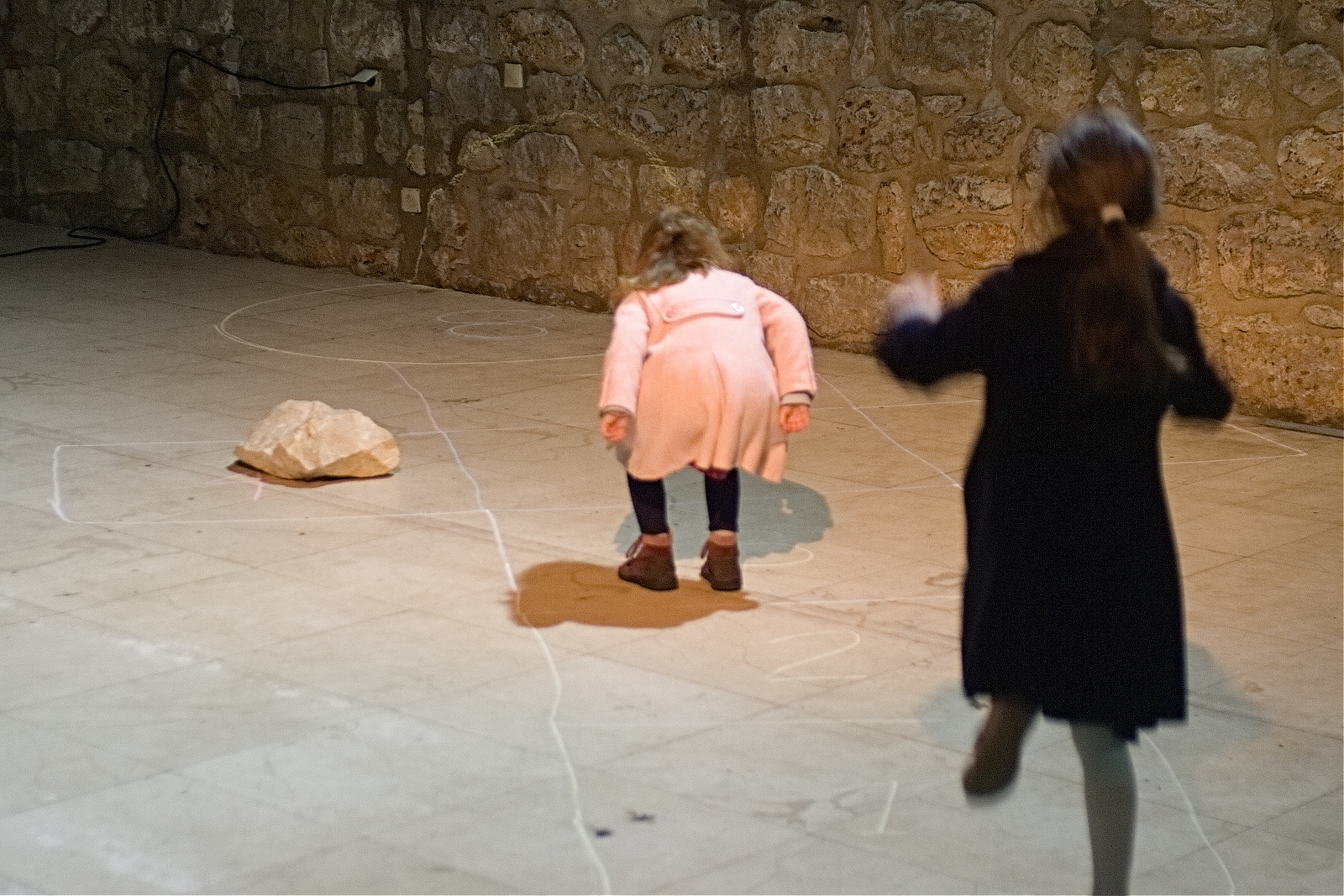 "Hell and Heaven" in use by children. The original purpose of the game to throw the rock is not possible: it is too heavy.